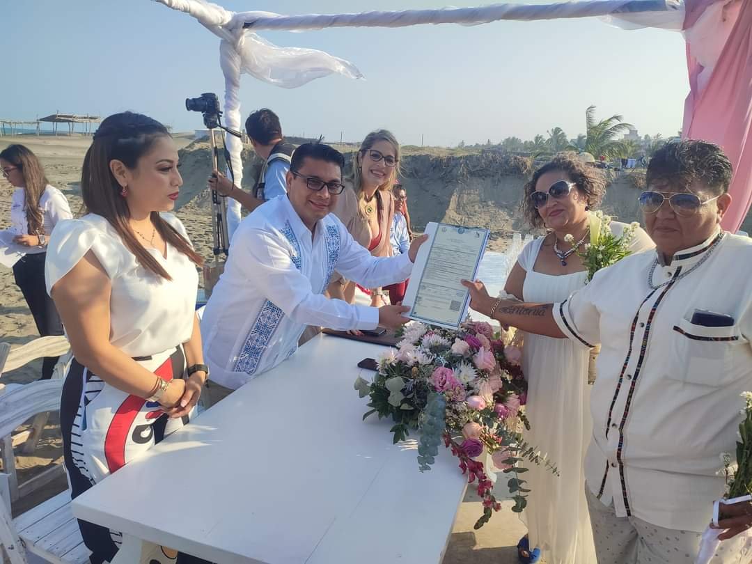 Por primera vez, se realiza matrimonio de pareja del mismo sexo en Úrsulo  Galván - Veracruz Centro